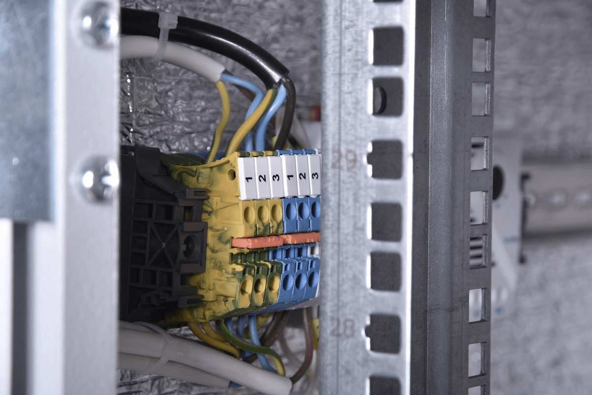 Шкаф всепогодный напольный 18U (Ш1000 × Г600), комплектация Т1 с контроллером MC1 и датчиками