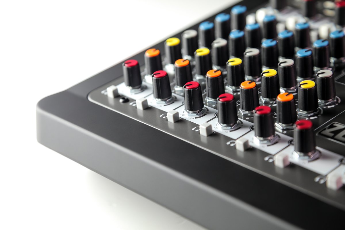 Гибридный компактный аналогово-цифровой микшерный пульт Allen&Heath ZEDi-10