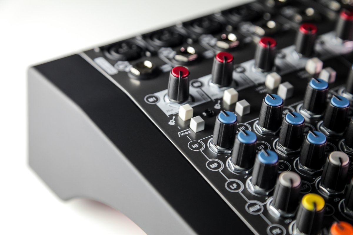 Гибридный компактный аналогово-цифровой микшерный пульт Allen&Heath ZEDi-10FX