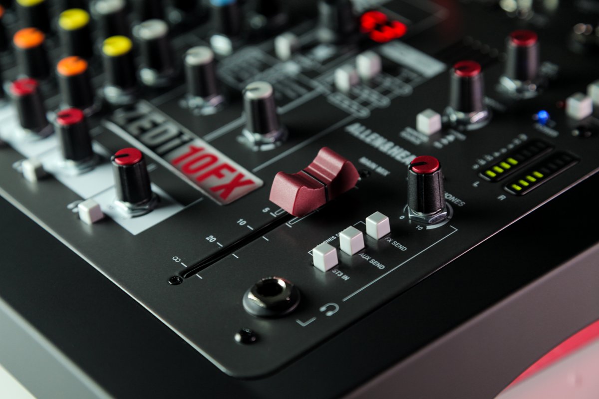 Гибридный компактный аналогово-цифровой микшерный пульт Allen&Heath ZEDi-10FX