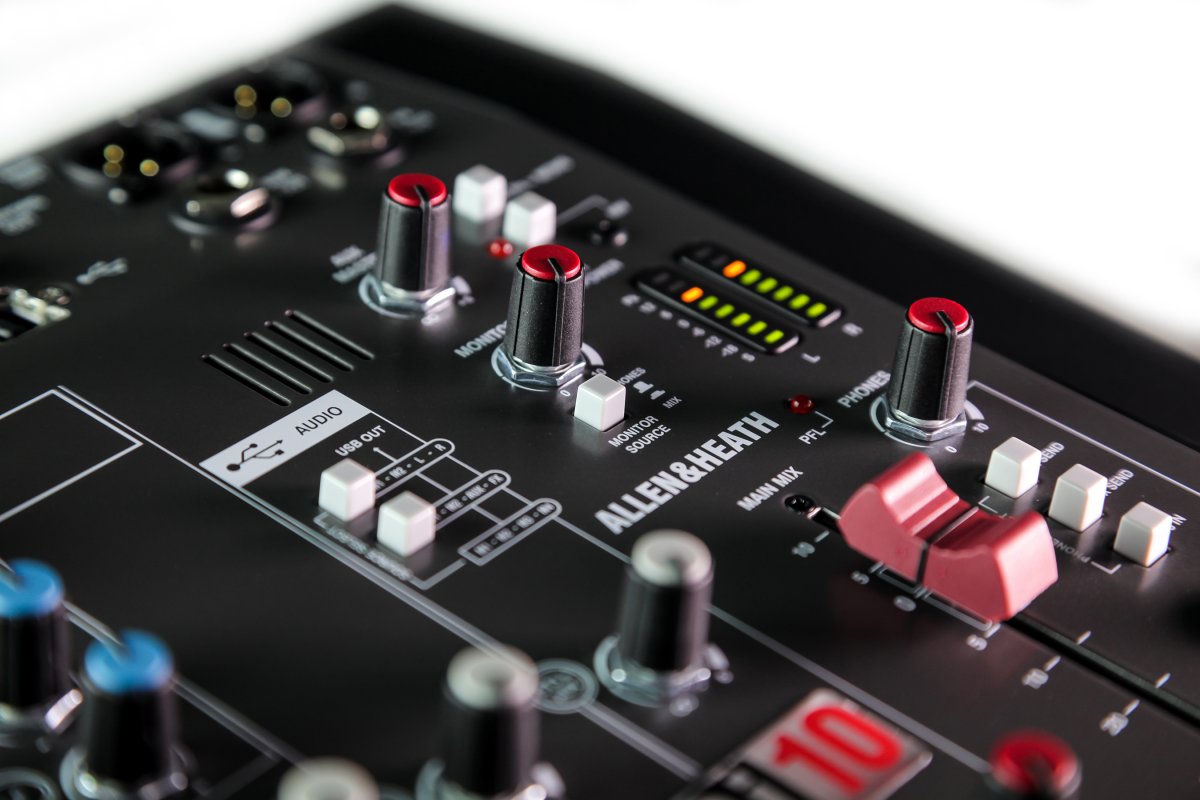 Гибридный компактный аналогово-цифровой микшерный пульт Allen&Heath ZEDi-10