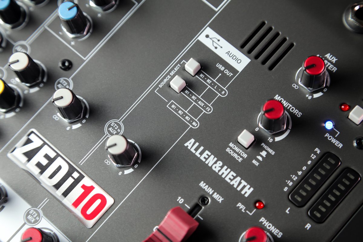 Гибридный компактный аналогово-цифровой микшерный пульт Allen&Heath ZEDi-10