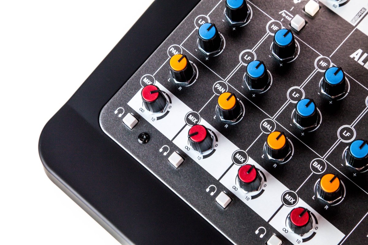 Аналоговый компактный микшерный пульт Allen&Heath ZED-6