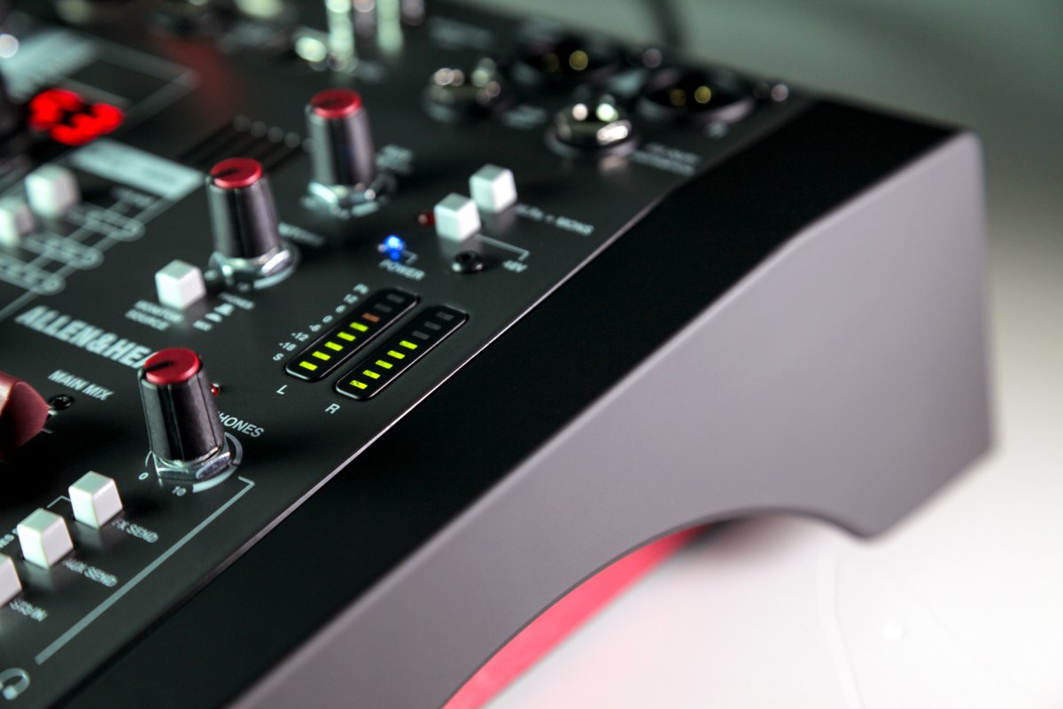Гибридный компактный аналогово-цифровой микшерный пульт Allen&Heath ZEDi-10FX