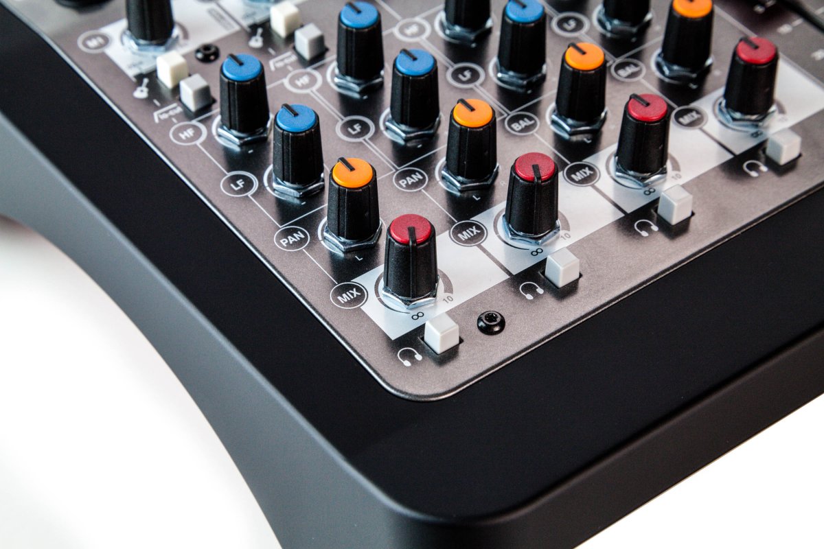 Аналоговый компактный микшерный пульт Allen&Heath ZED-6