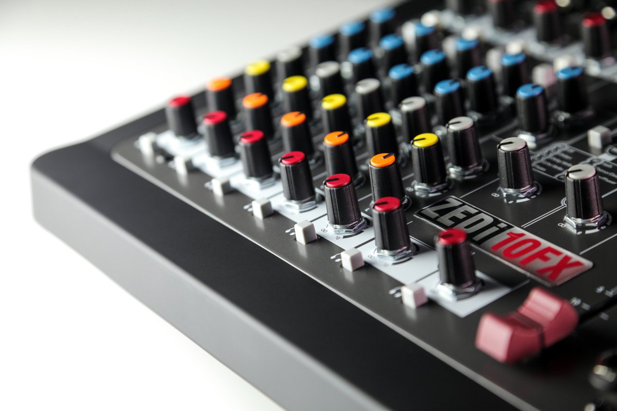 Гибридный компактный аналогово-цифровой микшерный пульт Allen&Heath ZEDi-10FX