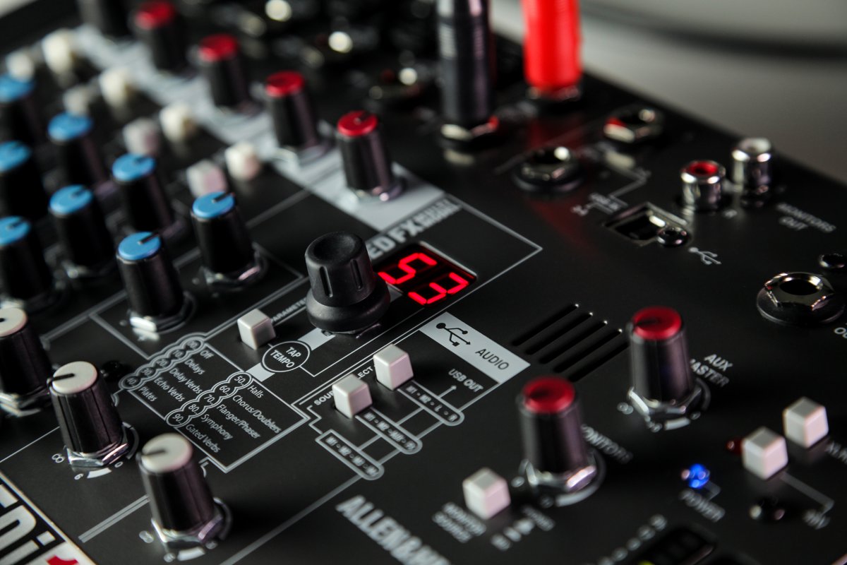 Гибридный компактный аналогово-цифровой микшерный пульт Allen&Heath ZEDi-10FX