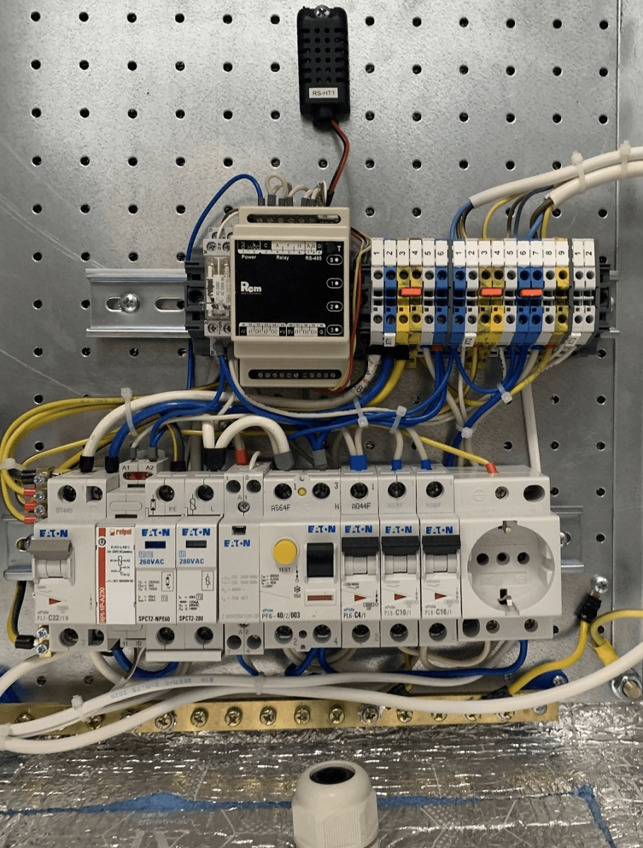 Шкаф всепогодный напольный 36U (Ш1000 × Г600), комплектация Т1 с контроллером MC1 и датчиками