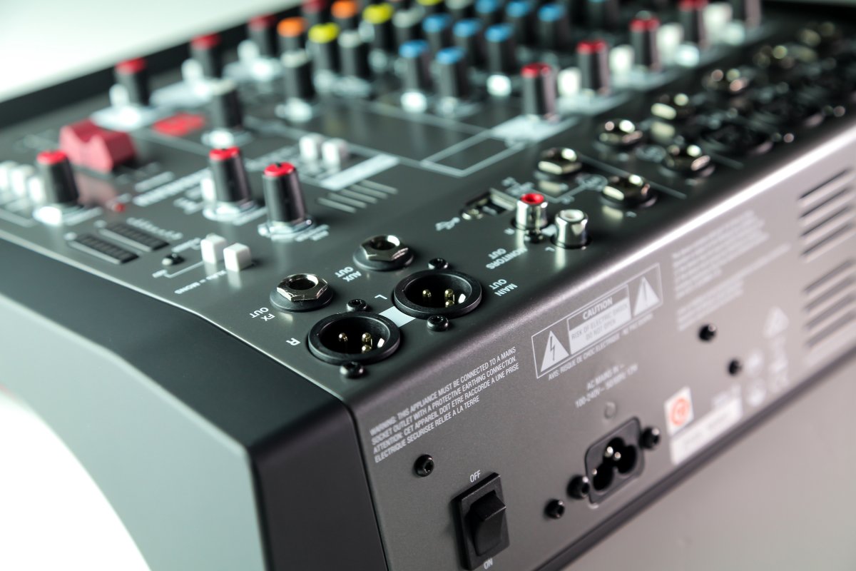 Гибридный компактный аналогово-цифровой микшерный пульт Allen&Heath ZEDi-10