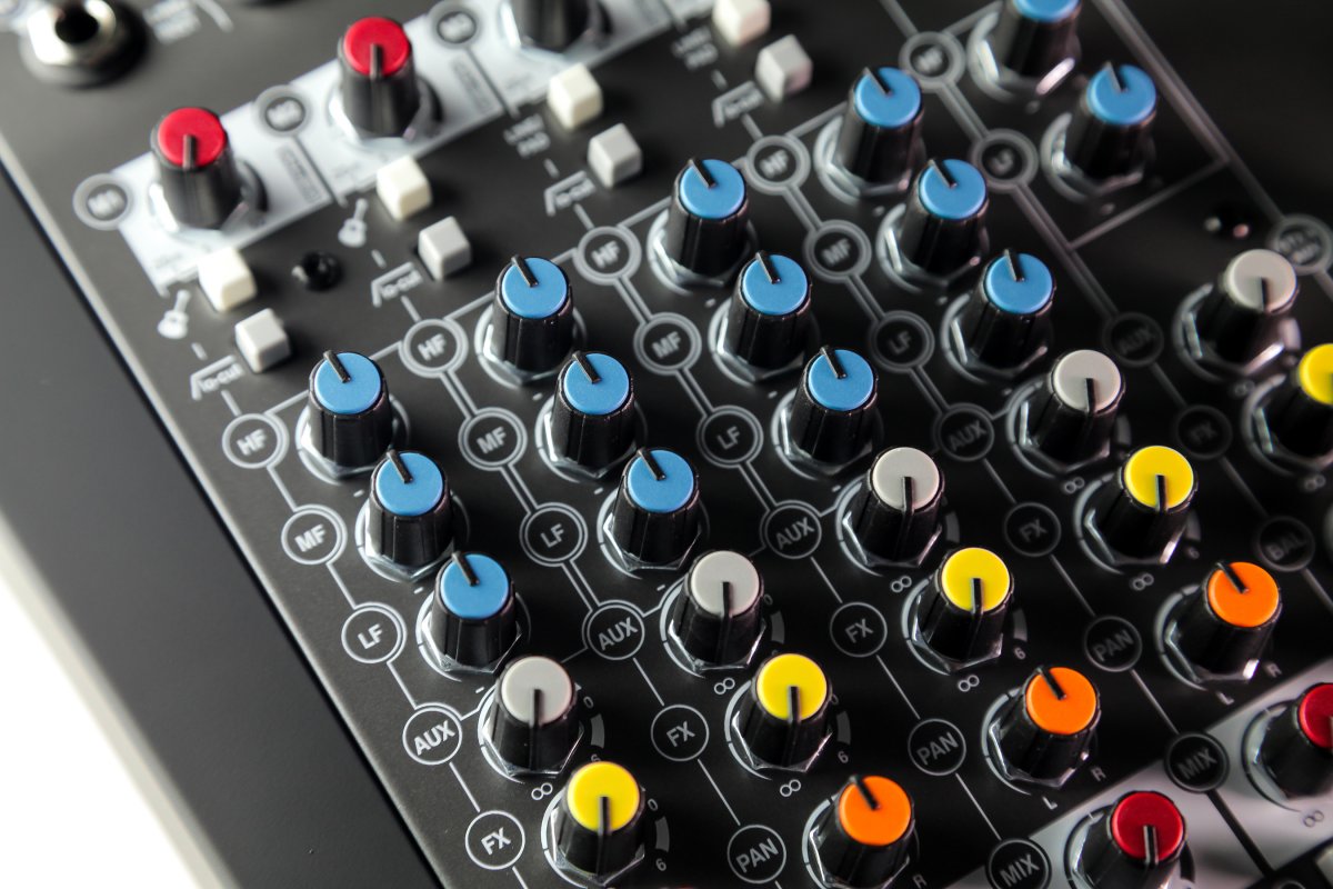 Гибридный компактный аналогово-цифровой микшерный пульт Allen&Heath ZEDi-10
