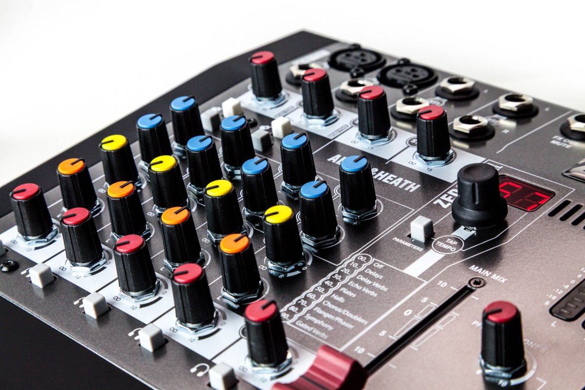Аналоговый компактный микшерный пульт Allen&Heath ZED-6FX